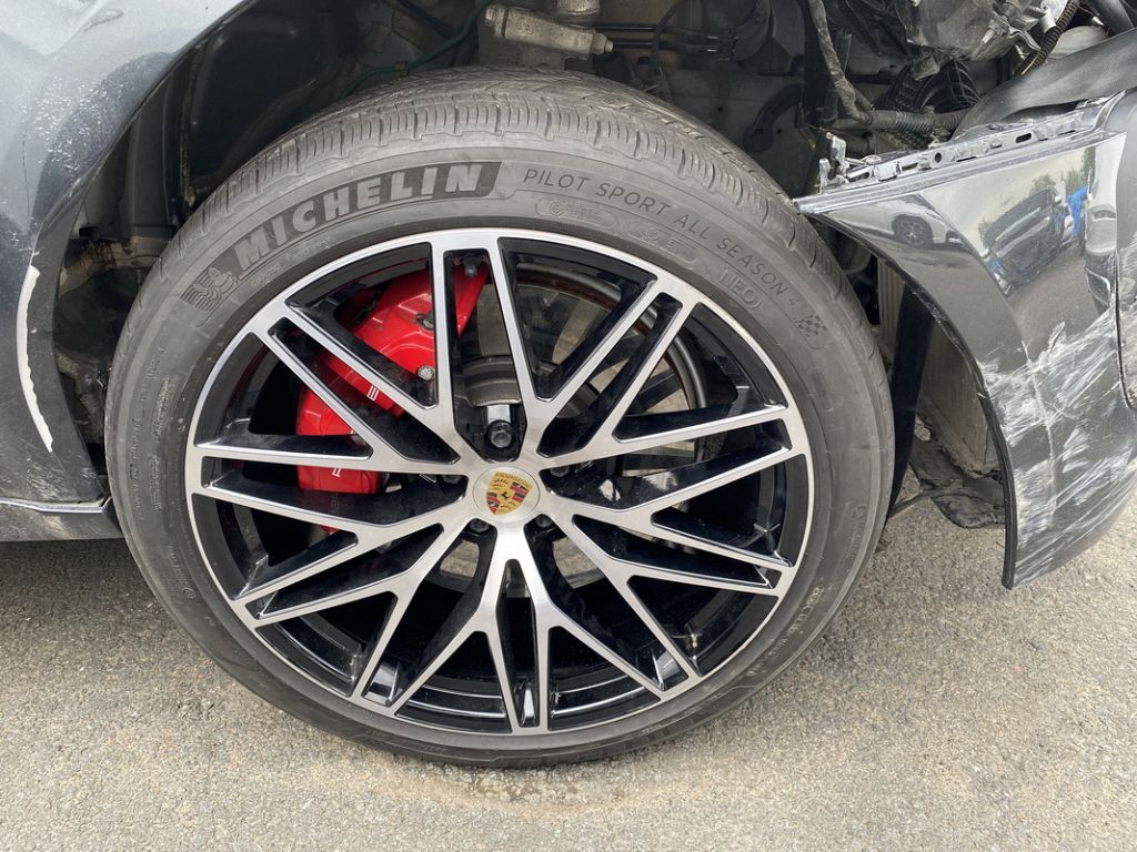 Фото Porsche Macan 212